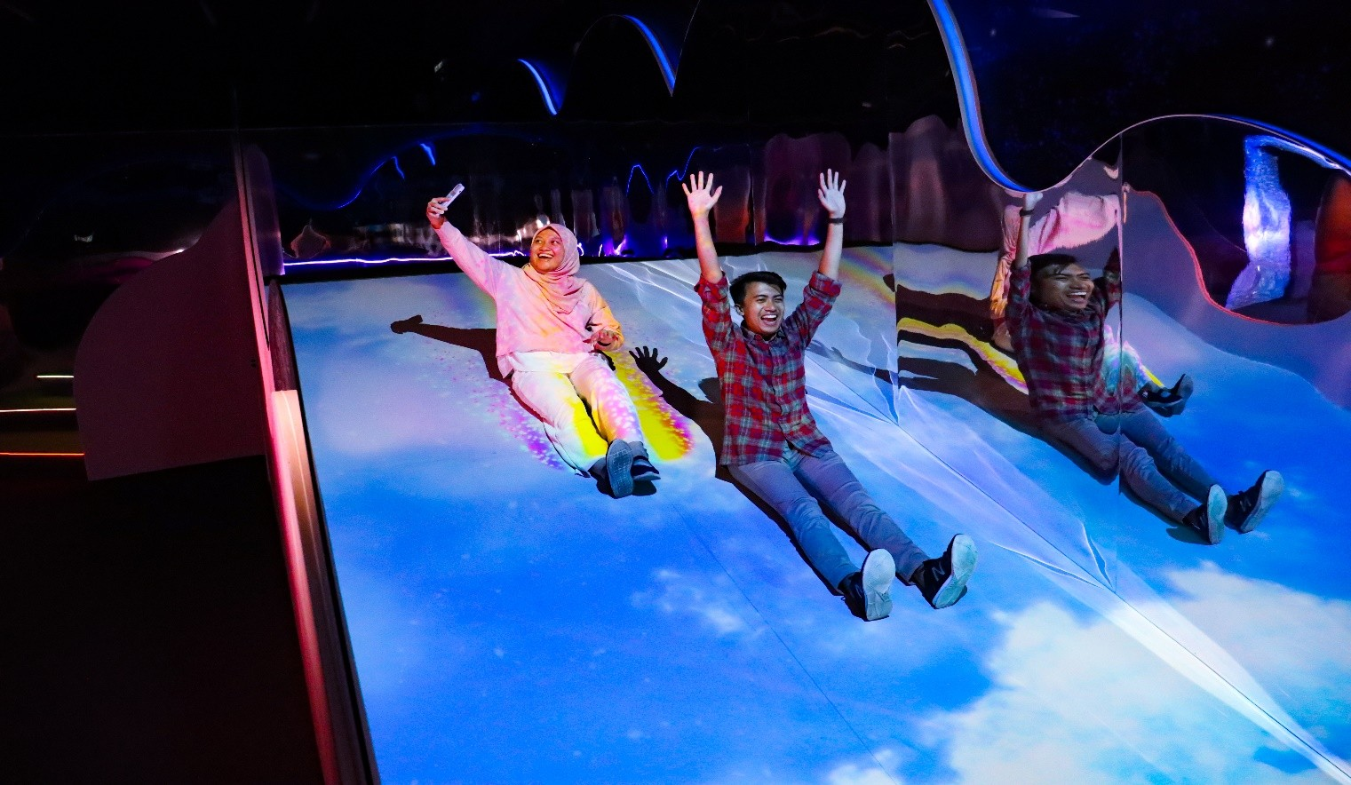 Luncur Pelangi — gelongsor bermandikan cahaya